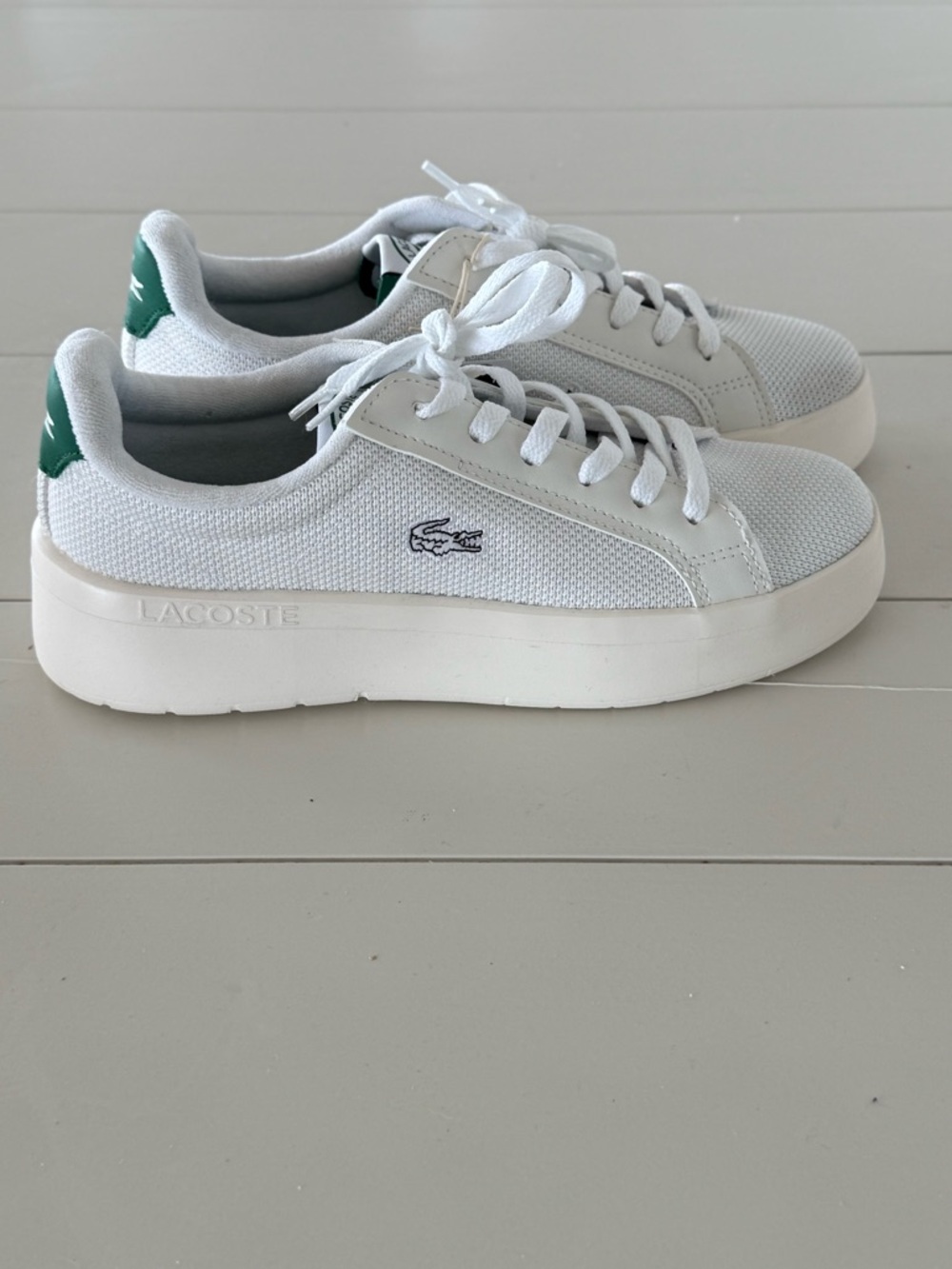 Lacoste White Sneaker with Green Crocodile Logo Size 7 NWT - Picture 4 of 7